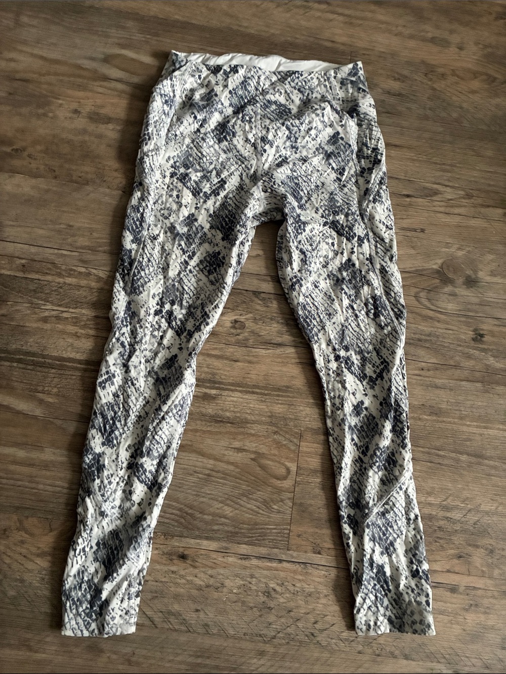 PINK Victoria's Secret White and Black Snake Print Leggings